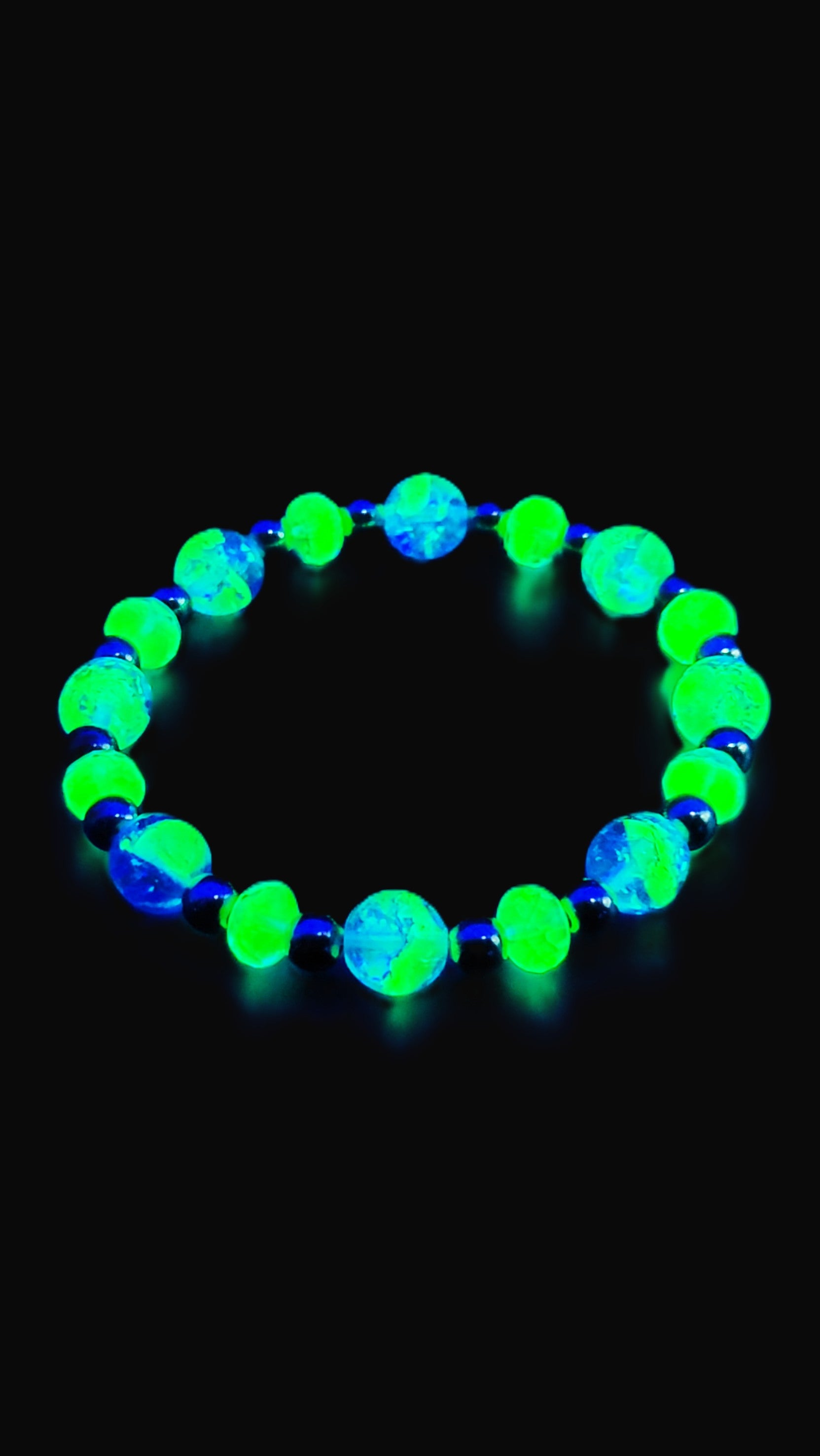 Uranium UV bright glow Czech blue with green swirls crackle glass bead stretch bracelet 8"