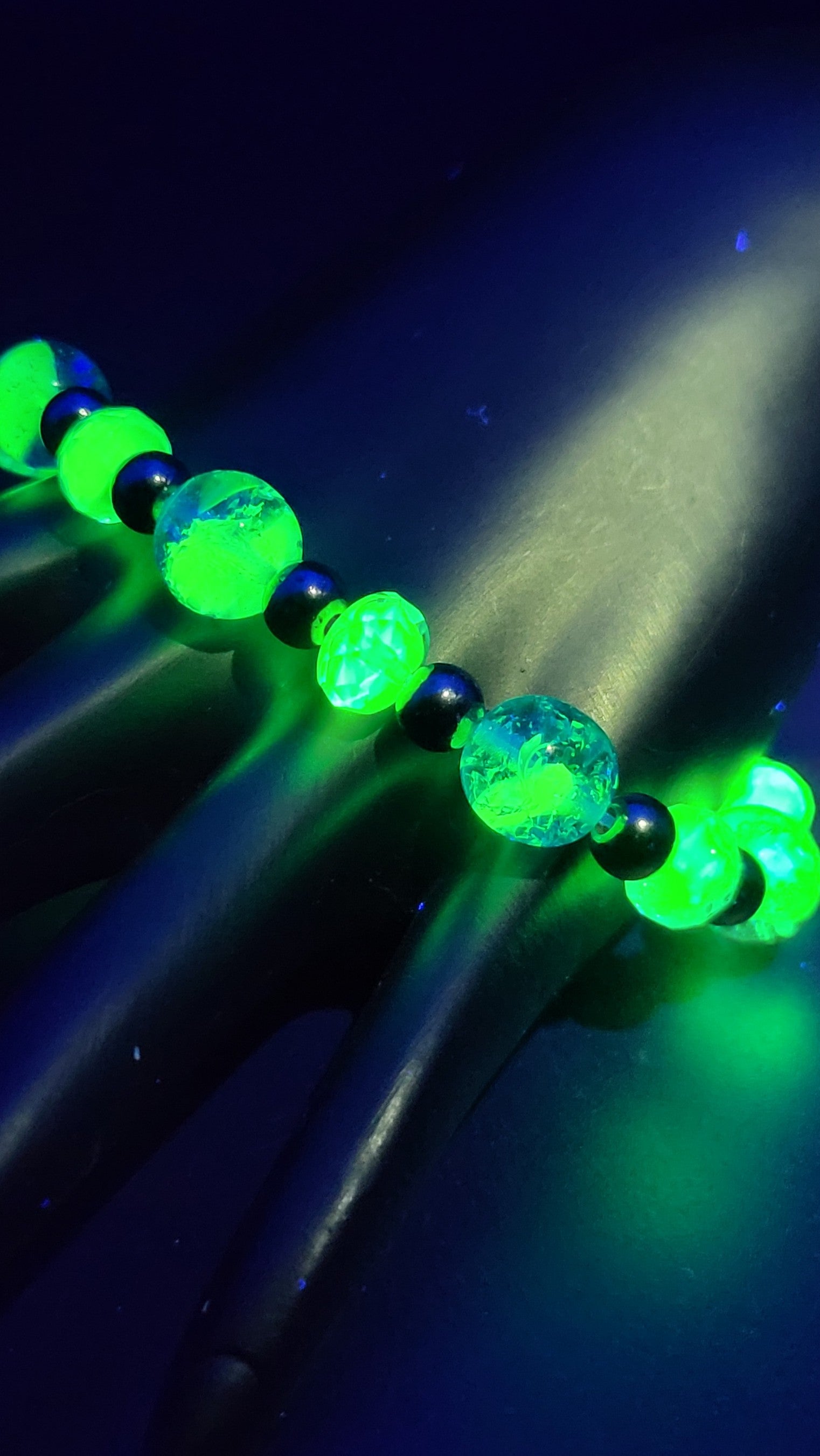 UV Reactive Stretch Bracelet – Czech Uranium Blue Crackle Glass, Gunmetal Spacers, 8"