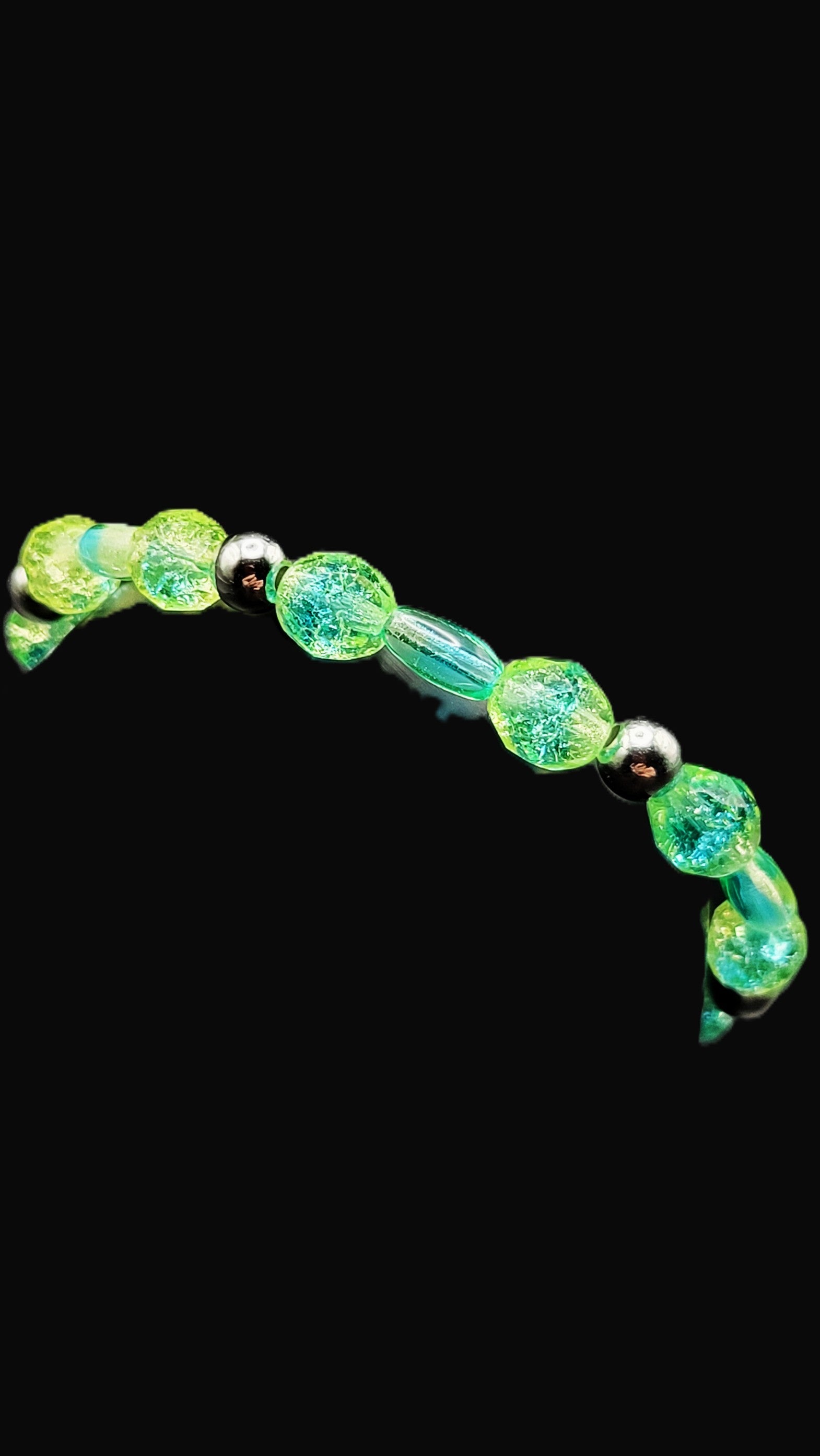 Uranium high glow UV reactive crackle bead 7" stretch bracelet