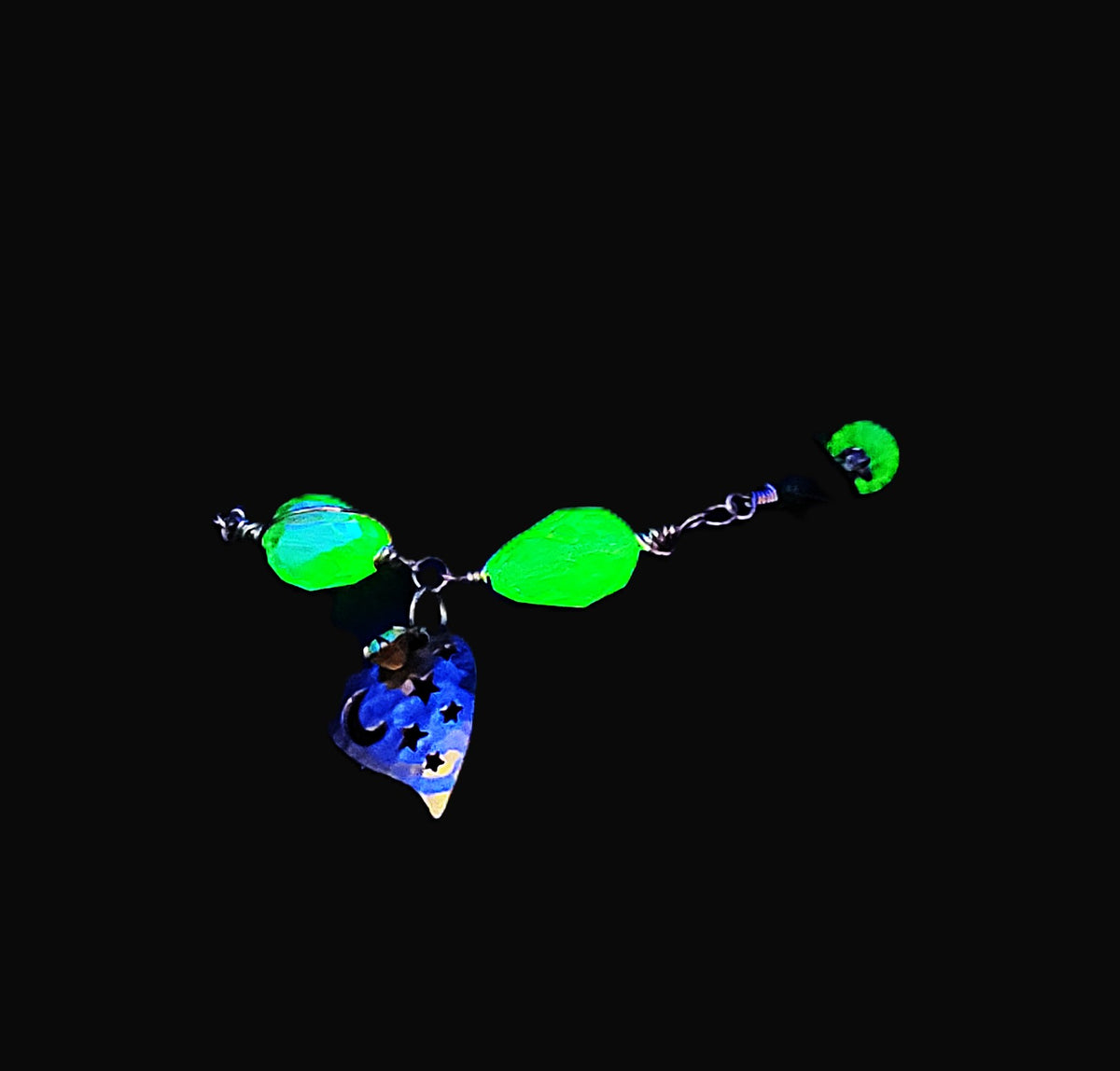 Uranium UV reactive glow crystals, Antique emerald colored beads 8" bracelet
