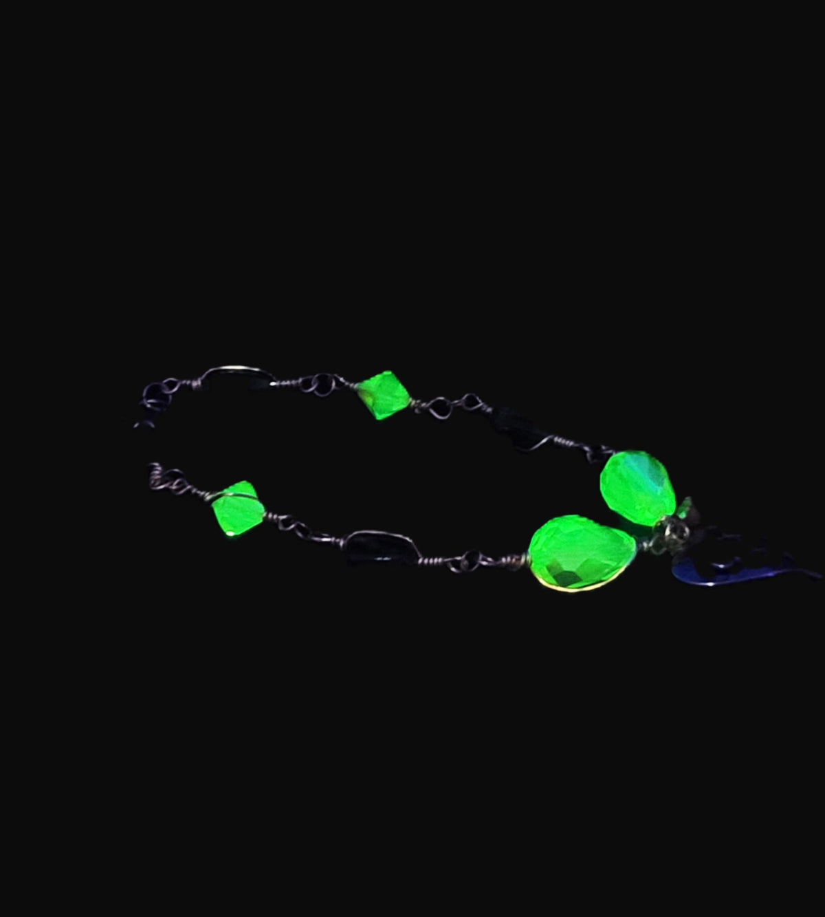 Uranium UV reactive glow crystals, Antique emerald colored beads 8" bracelet