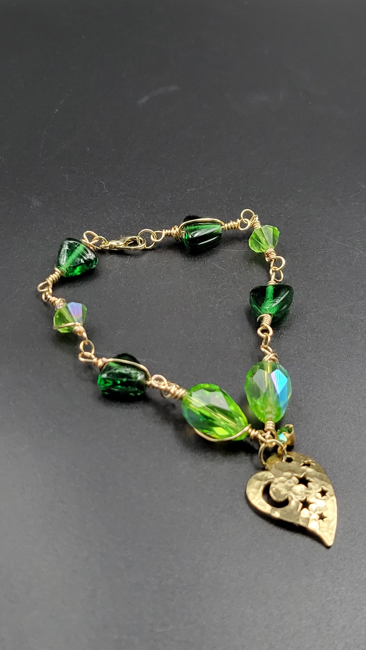 Uranium UV reactive glow crystals, Antique emerald colored beads 8" bracelet