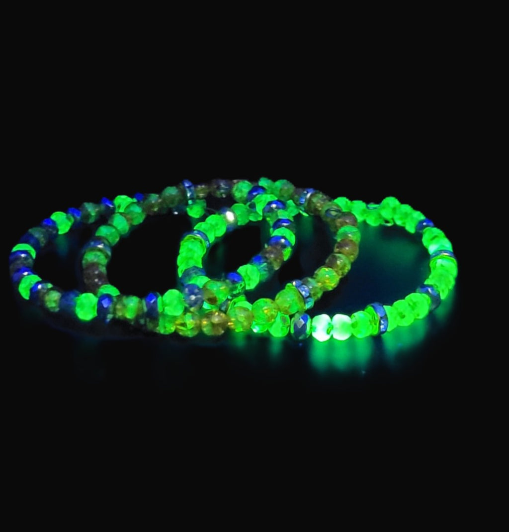 Uranium Czech Orange Glass Crackle Beads Set of 3 Bangles on Gold Tone Memory Wire