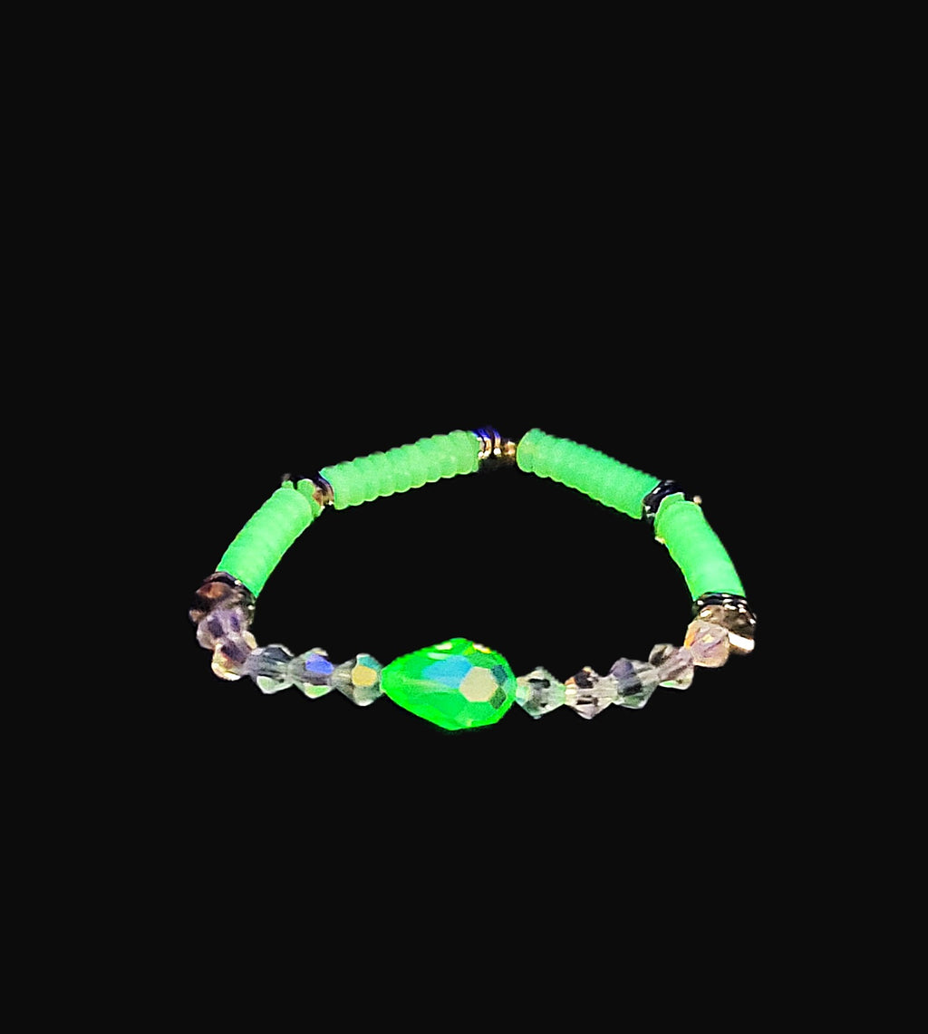 UV Glow Uranium Glass Green Pear and White Disc Czech Beads 7" Stretch Bracelet