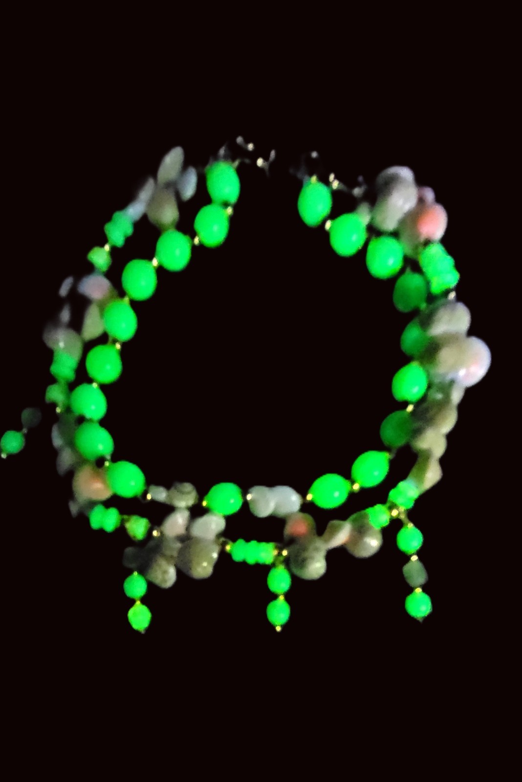 URANIUM DOUBLE STRAND TURQUOISE COLORED GLASS AND TINY SEASHELL 8" BRACELET