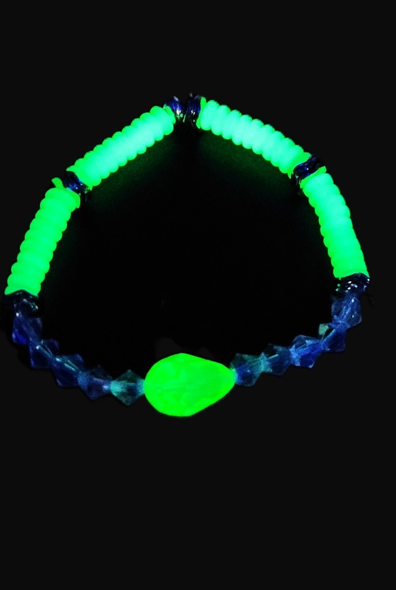 UV Glow Uranium Glass Green Pear and White Disc Czech Beads 7" Stretch Bracelet