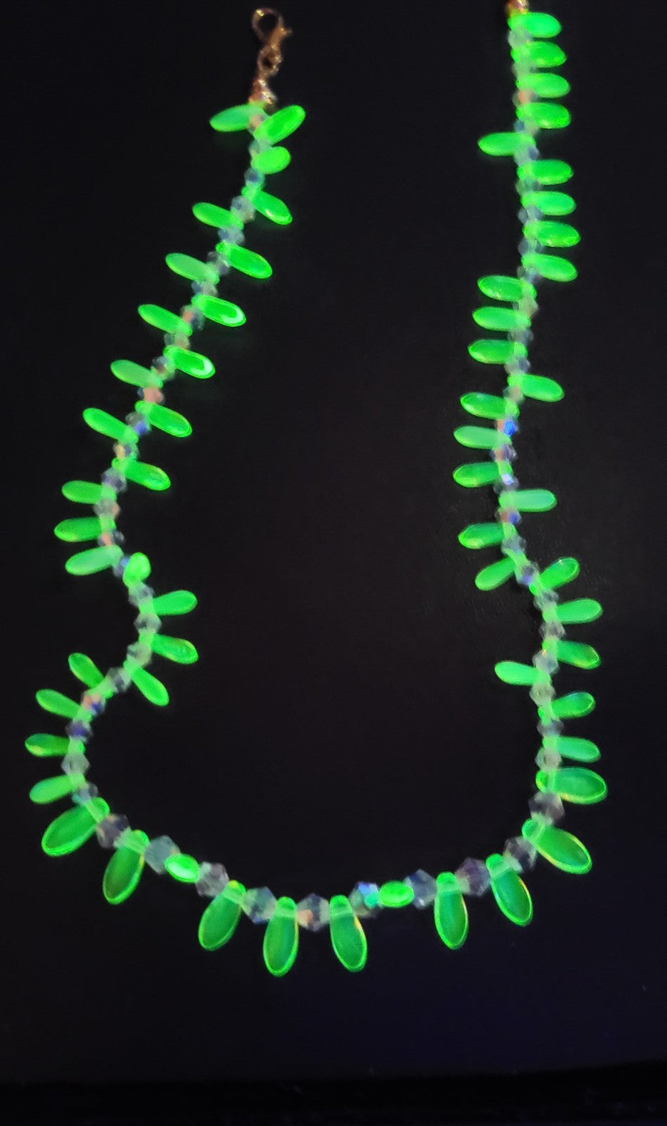 Uranium Green & White Czech Dagger Glass Bead 16" Stretch Necklace with Clasp