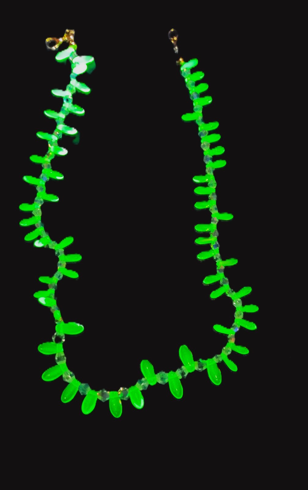 Uranium Green & White Czech Dagger Glass Bead 16" Stretch Necklace with Clasp