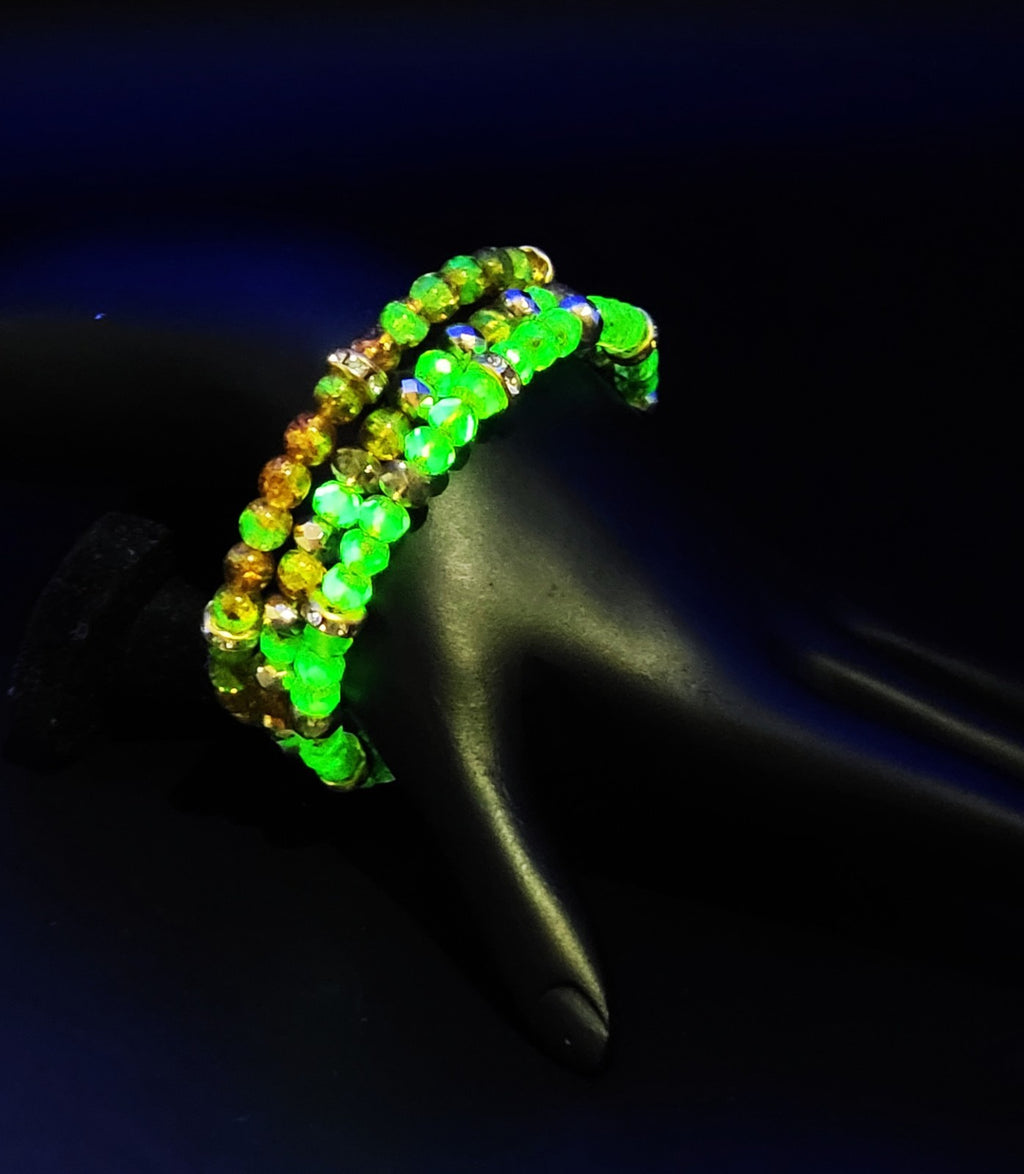 Uranium Czech Orange Glass Crackle Beads Set of 3 Bangles on Gold Tone Memory Wire