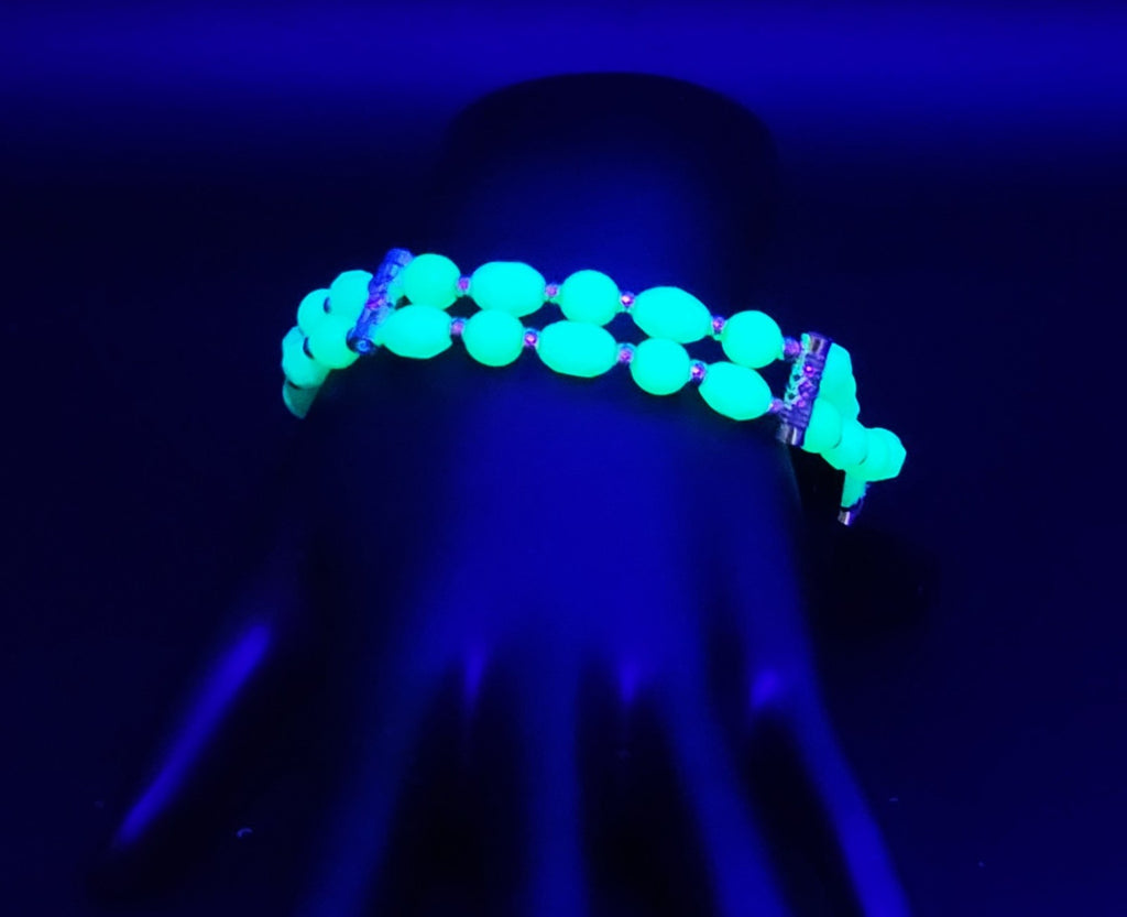 Uranium Glass UV Glow Aqua bead & Gold Accents 9" Stretch bracelet with Clasp