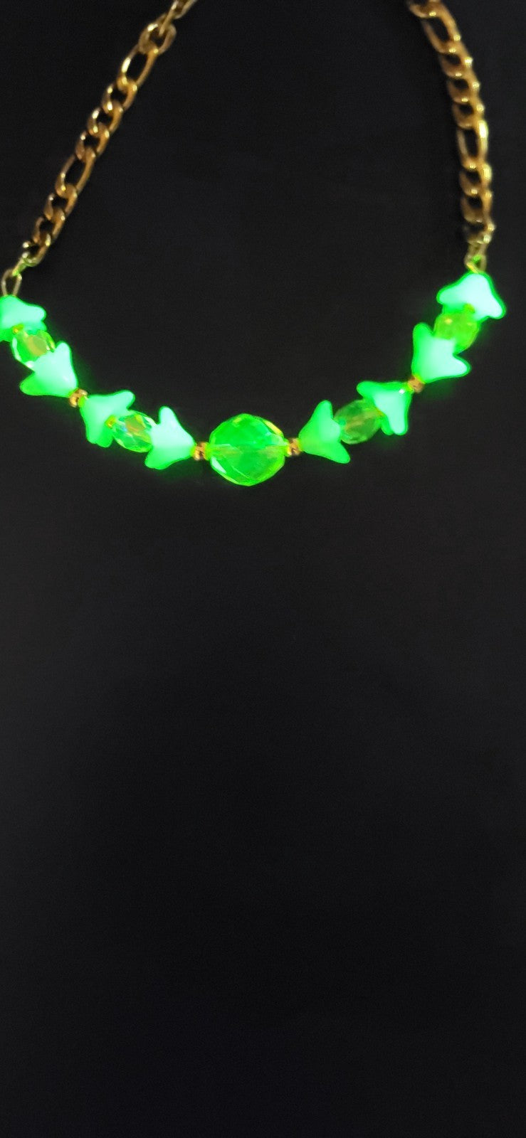 UV Glow Uranium Glass Bellflower Bead 8" Bracelet on Gold Tone Figaro Chain with extender
