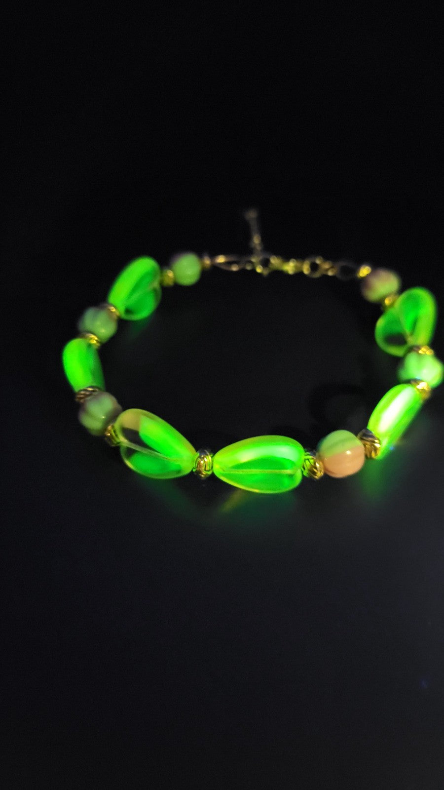 UV Glow With This Uranium Pink Hearts Gold Tone Memory Coil Wire Bracelet 8"