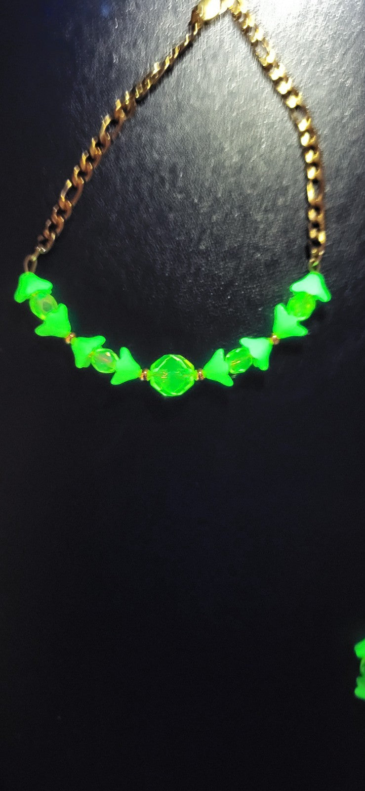 UV Glow Uranium Glass Bellflower Bead 8" Bracelet on Gold Tone Figaro Chain with extender