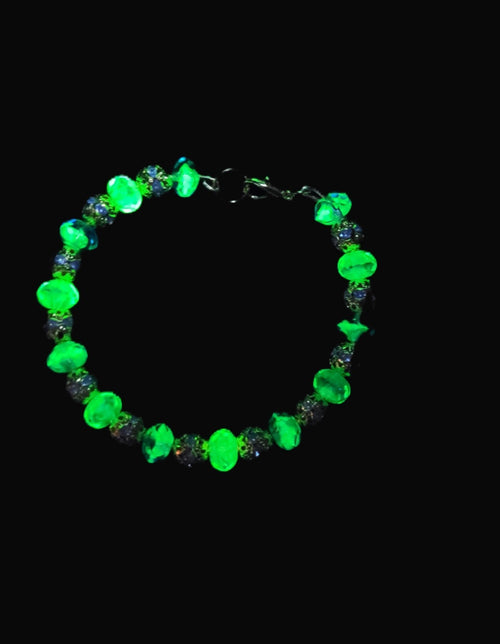 Uranium blue and green with blue swirl glass beads bangle bracelet 6" with clasp
