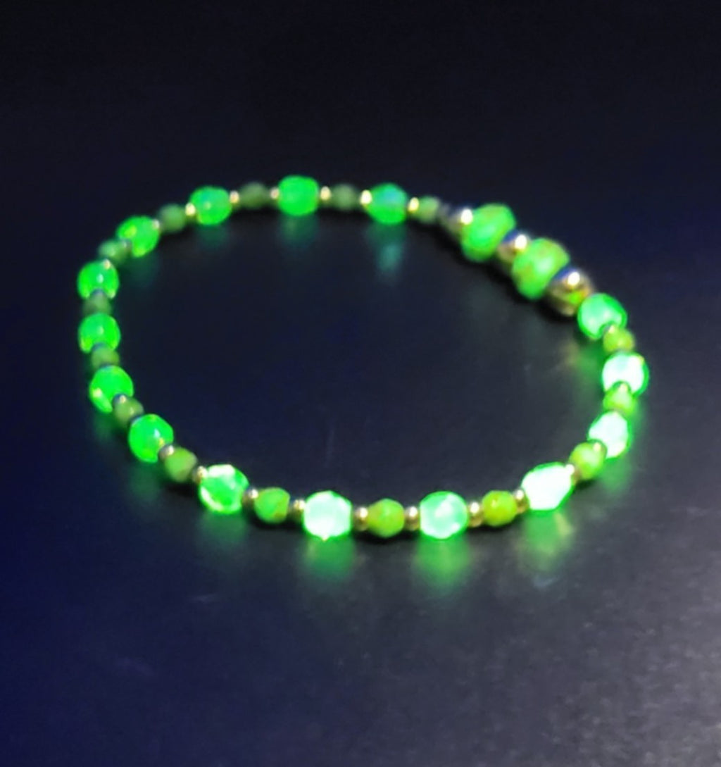 UV Glow Uranium Picasso Teal Fire Polished Glass Beads Czech  bracelet stretch 7"
