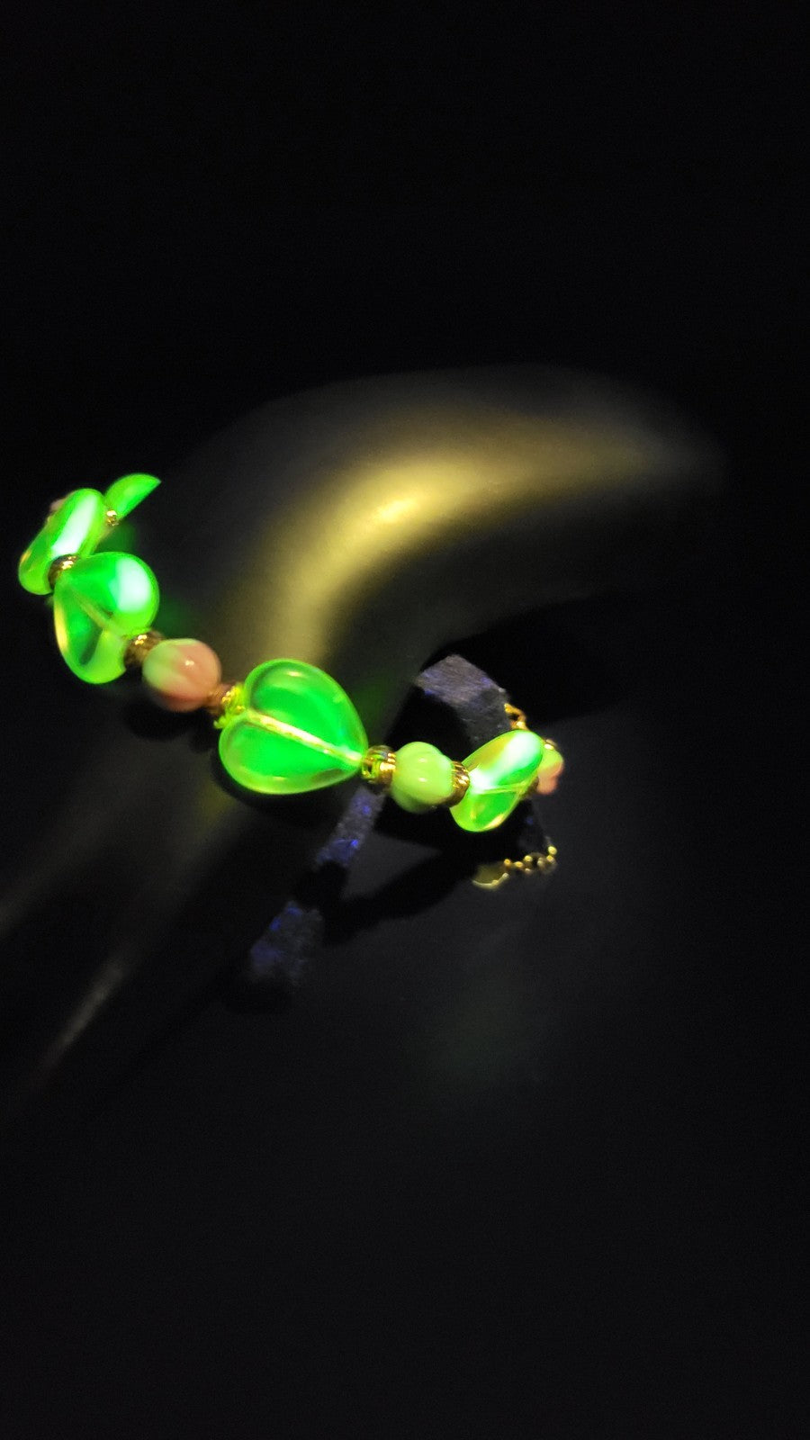 UV Glow With This Uranium Pink Hearts Gold Tone Memory Coil Wire Bracelet 8"